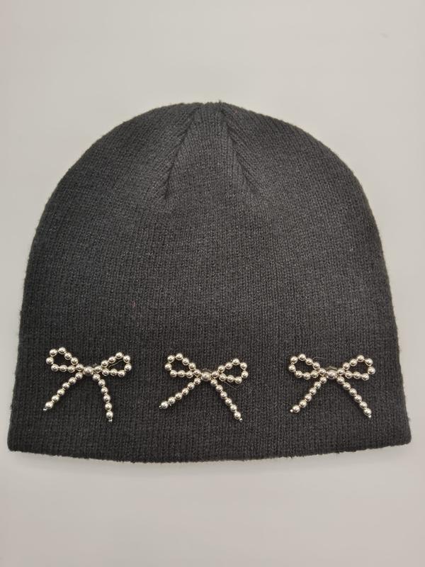 Bonnet tricot charbon gris anthracite avec trois appliques nœuds perlés argentés sur le bord