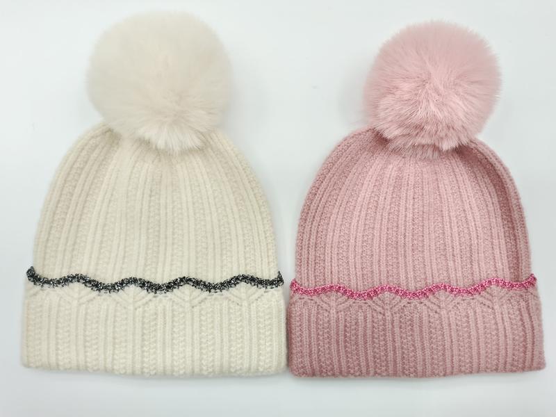 Deux bonnets tricot côtelé pompon fausse fourrure crème et rose avec galon pailleté vague
