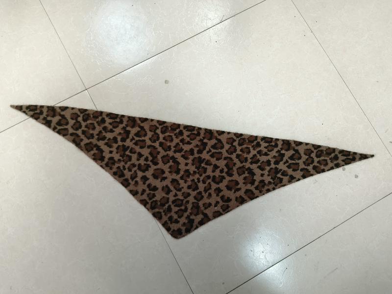 Bandana triangulaire tissu imprimé léopard guépard marron et noir posé à plat