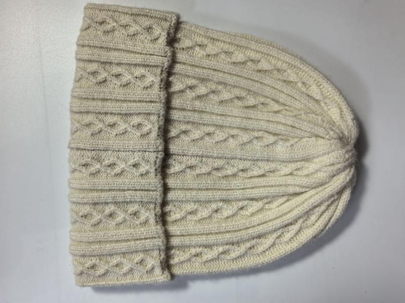 Bonnet laine ivoire motif torsades et losanges tricoté main avec revers large replié – vue à plat