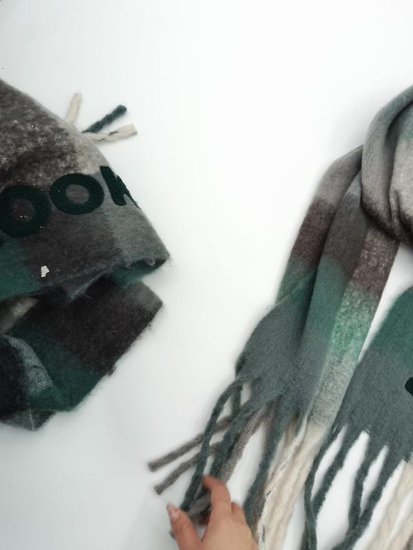 Deux écharpes carreaux laine vert gris marron dégradé avec franges longues nouées