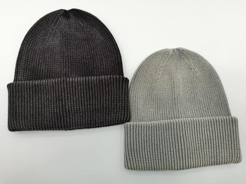 Deux bonnets tricot côtelé revers superposés
