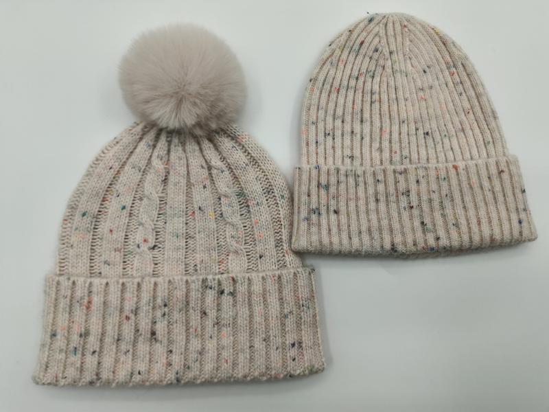 Deux bonnets hiver crème chinés côte à côte