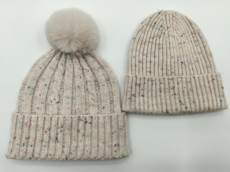 Deux bonnets tricot crème chinés