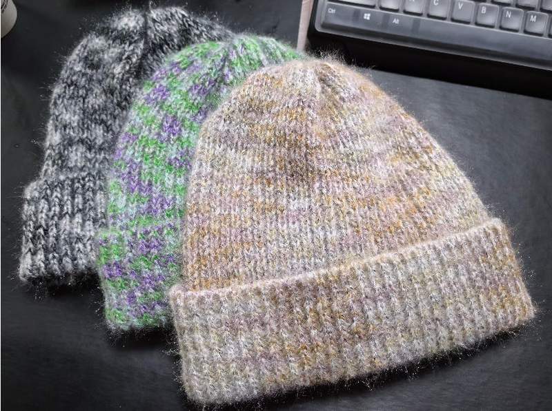 Trois bonnets laine chiné gris