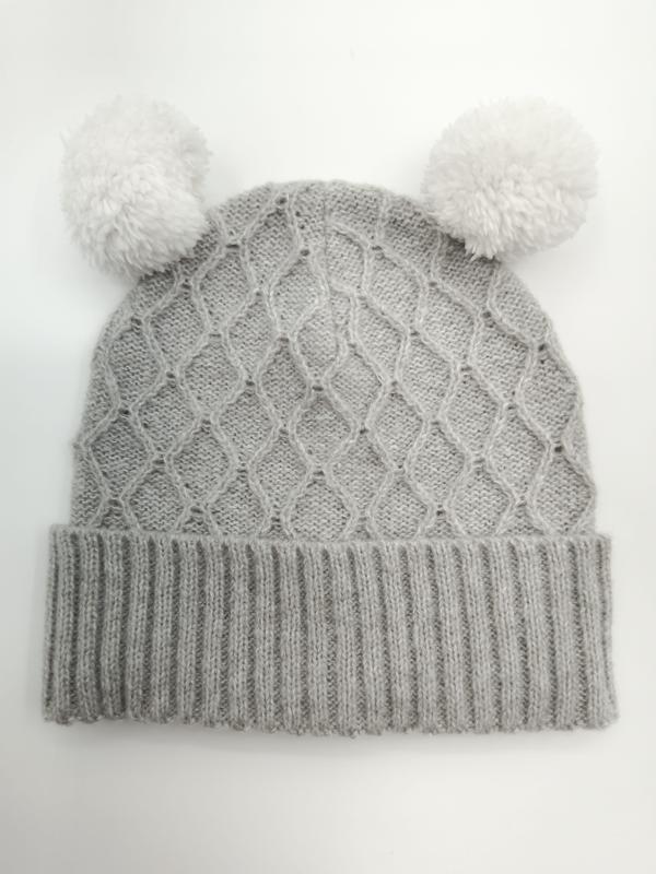 Bonnet hiver gris grosse maille torsadée avec deux pompons blancs duveteux