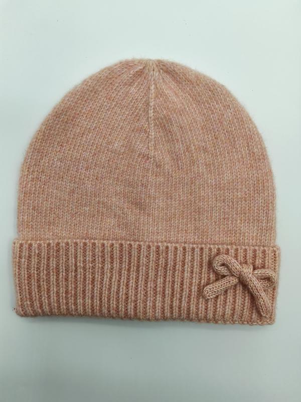 Bonnet en maille rose blush chiné avec revers côtelé et petit nœud décoratif