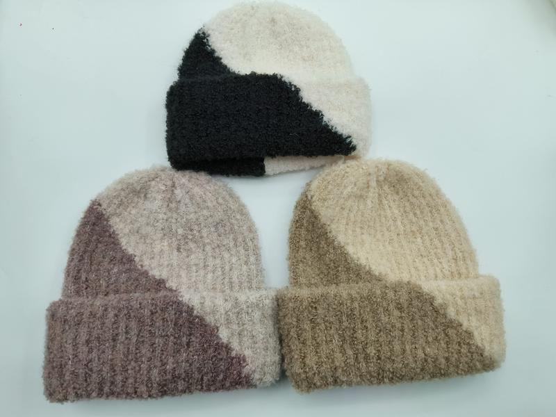 Trois bonnets bicolores color block en noir-crème