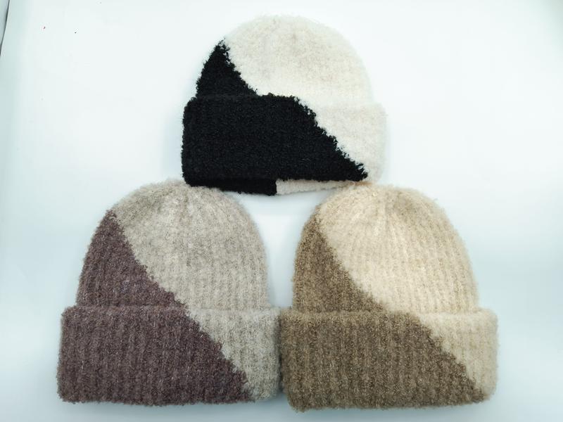 Trois bonnets duveteux bicolores en maille bouclée noir-crème
