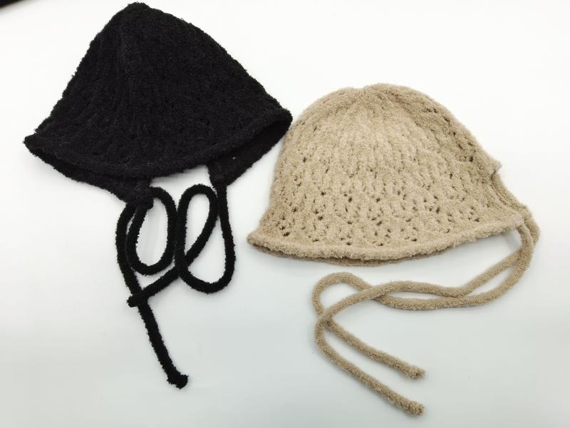 Deux bobs au crochet artisanaux avec lacets noués