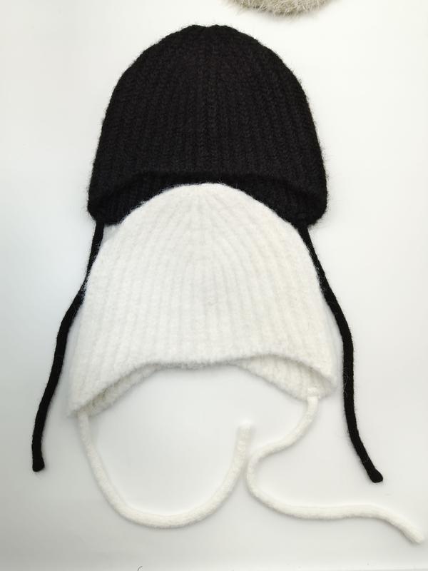 Deux bonnets bébé côtelés avec rabats oreilles et liens