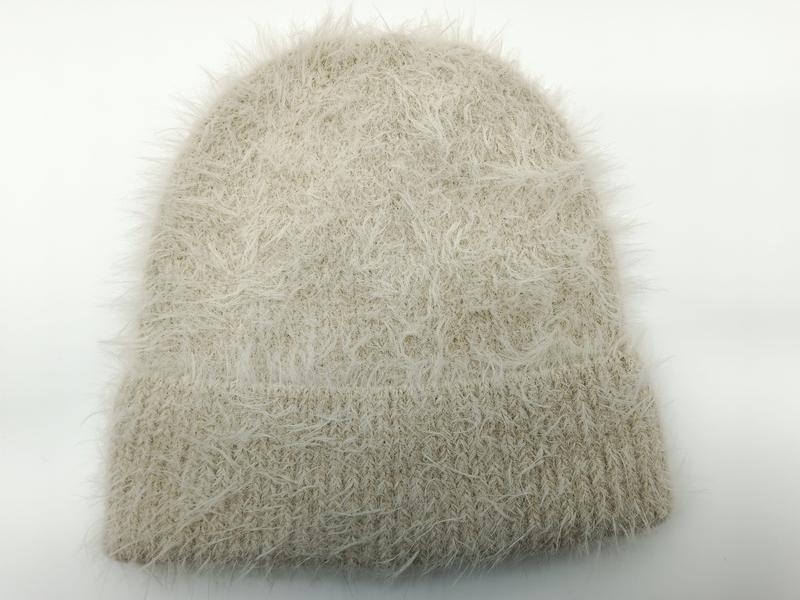 Bonnet beige crème en maille éyelash duveteux façon poils