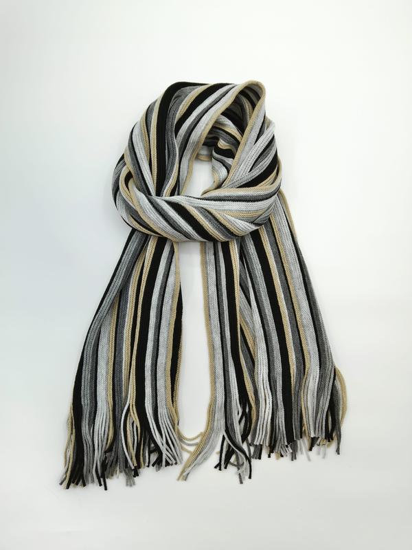 Écharpe tricotée rayures verticales noir gris beige avec franges aux extrémités