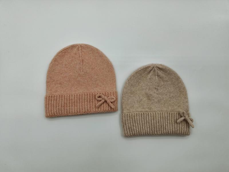 Deux bonnets en maille fine rose blush et beige avec revers côtelé et nœud fantaisie