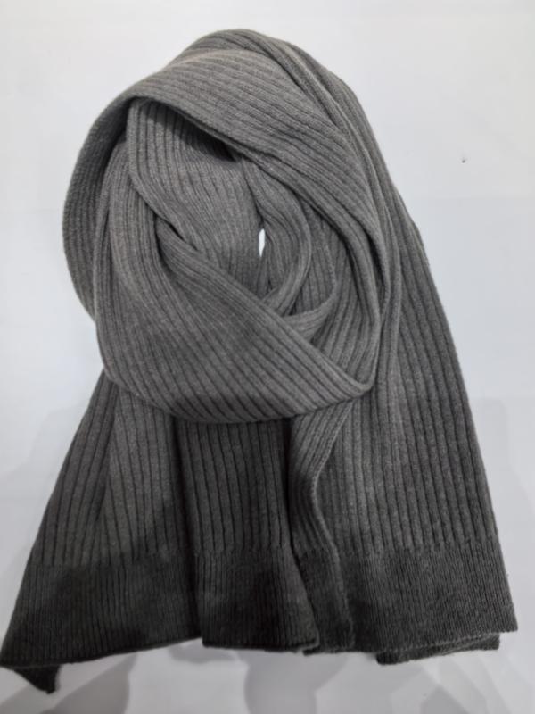 Écharpe tricotée côtes gris chiné en boucle souple sur fond blanc – accessoire hiver unisexe