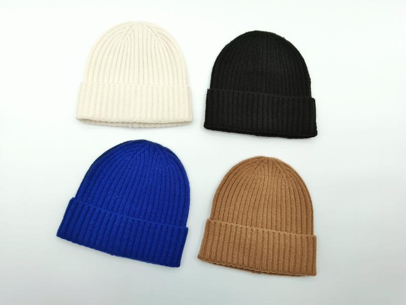 Quatre bonnets côtelés à revers replié en crème