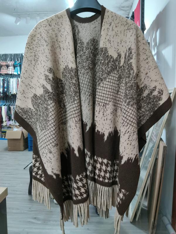 Poncho oversize beige marron imprimé feuilles et bordure pied-de-poule avec franges