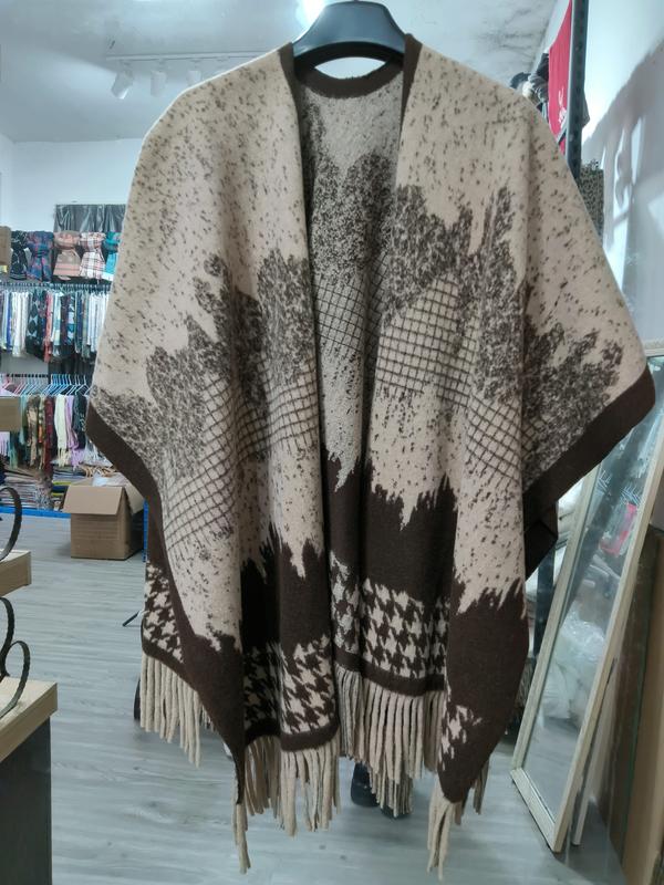 Poncho ouvert jacquard floral beige marron avec bordure pied-de-poule et franges