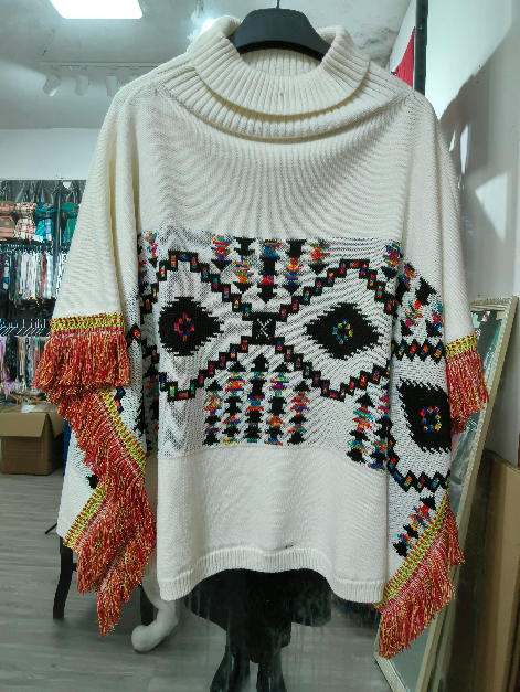 Poncho col roulé crème oversize avec motif géométrique aztèque multicolore et manches à franges rouges