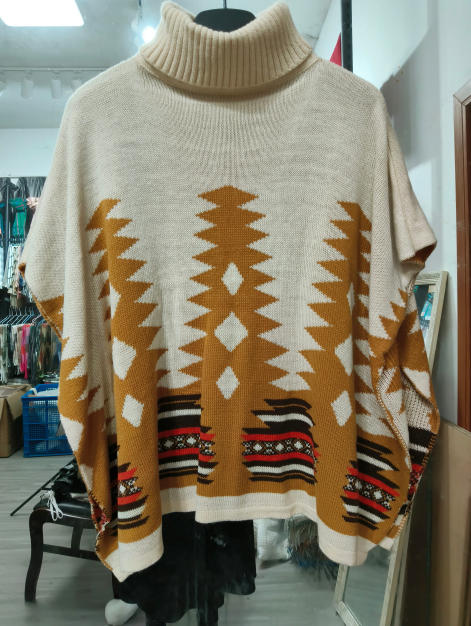 Poncho pull col roulé crème à motif géométrique aztèque moutarde et rouge