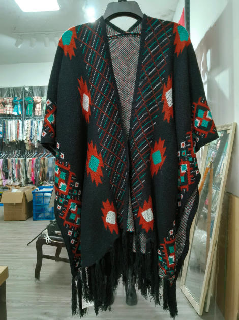 Cape poncho noir ouvert avec motif aztèque teal rouille et blanc