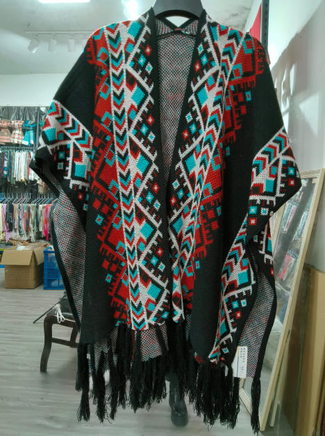Cape poncho noir ouvert motif aztèque rouge teal et blanc avec frange