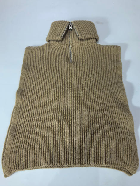 Poncho gilet sans manches tricot côtelé camel avec demi-zip argenté et col montant – à plat fond blanc
