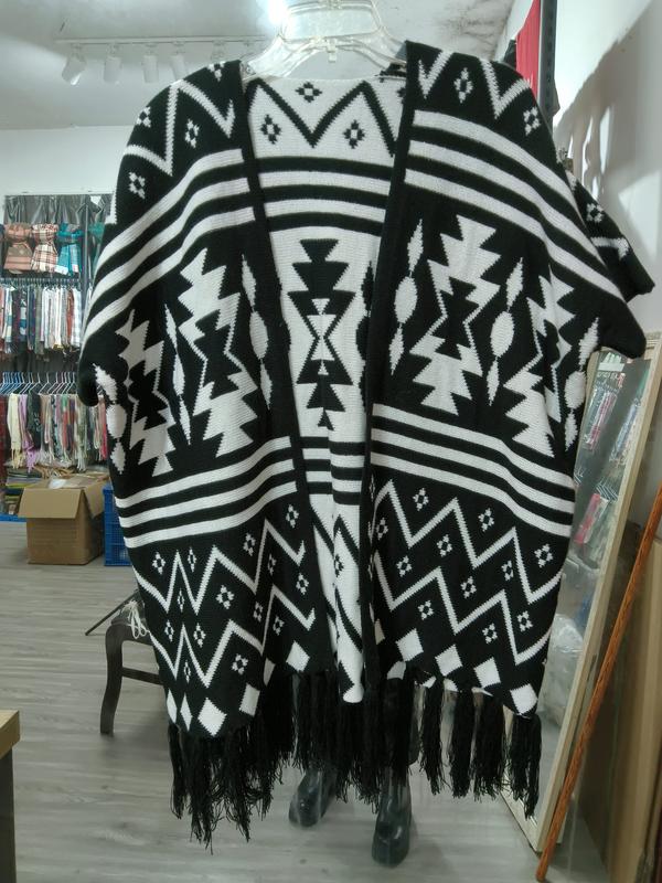 Poncho cape noir et blanc motif géométrique aztèque avec franges