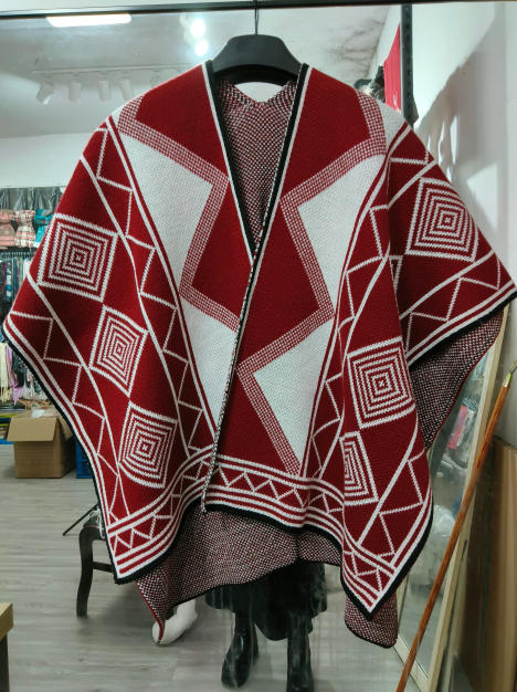 Poncho tricoté rouge et blanc à motifs géométriques losanges et carrés