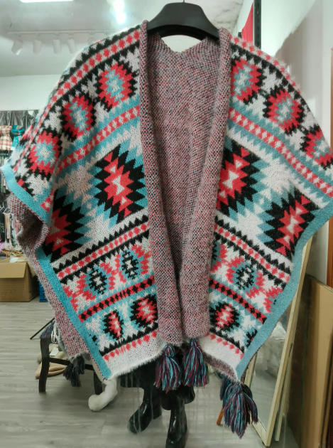 Poncho ouvert motif aztèque rouge teal noir et blanc avec franges multicolores tombantes