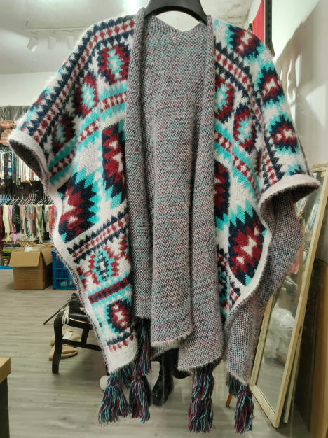 Poncho ouvert motif aztèque géométrique teal bordeaux et blanc avec franges