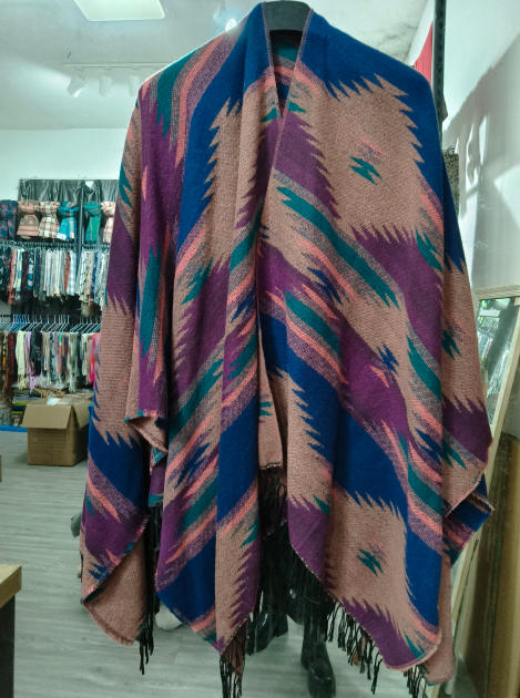 Poncho oversize multicolore motif zigzag aztèque bleu violet teal rose avec franges noires