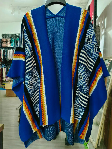 Kimono cardigan ouvert bleu roi motif aztèque géométrique blanc noir et orange