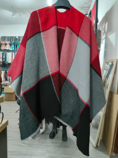Poncho cape tissé oversize color block rouge gris et noir à motifs géométriques avec franges