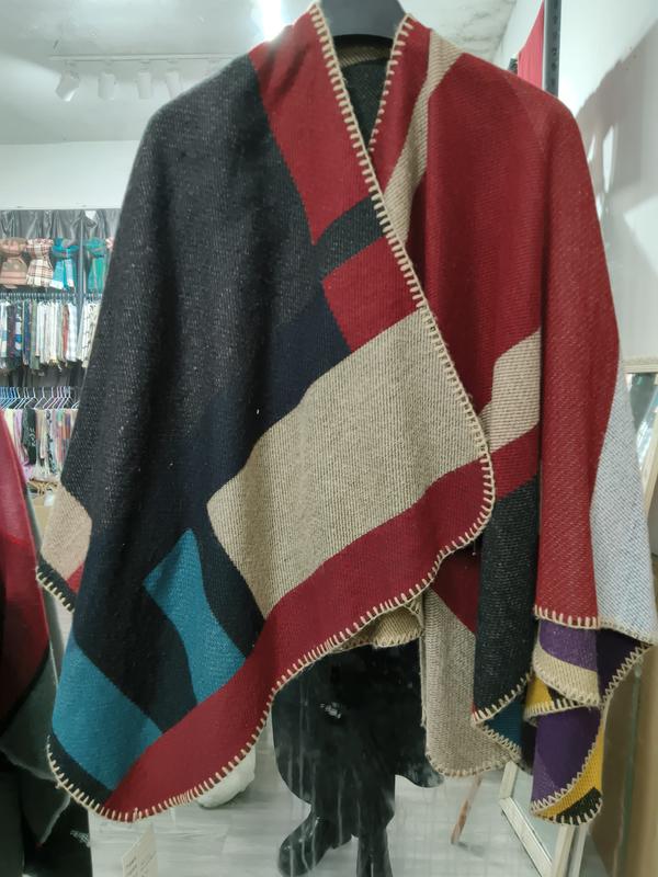 Poncho laine oversize color block géométrique anthracite rouge teal et beige avec surpiqûres