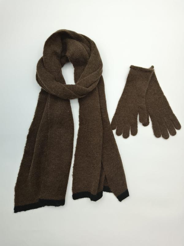 Écharpe tricot marron et gants assortis avec bordure noire