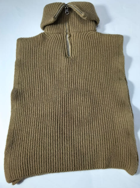 Gilet poncho sans manches tricot camel beige avec col demi-zip – à plat fond blanc – style cocooning