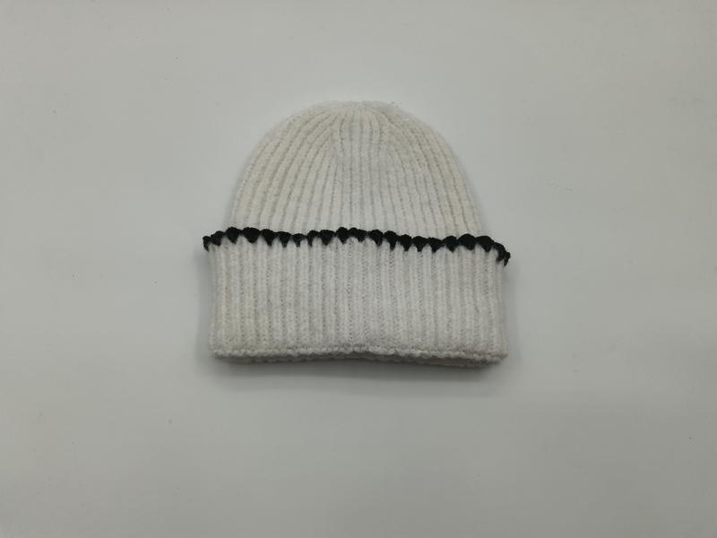 Bonnet côtelé crème oversize avec revers plié et surpiqûre noire contrastée