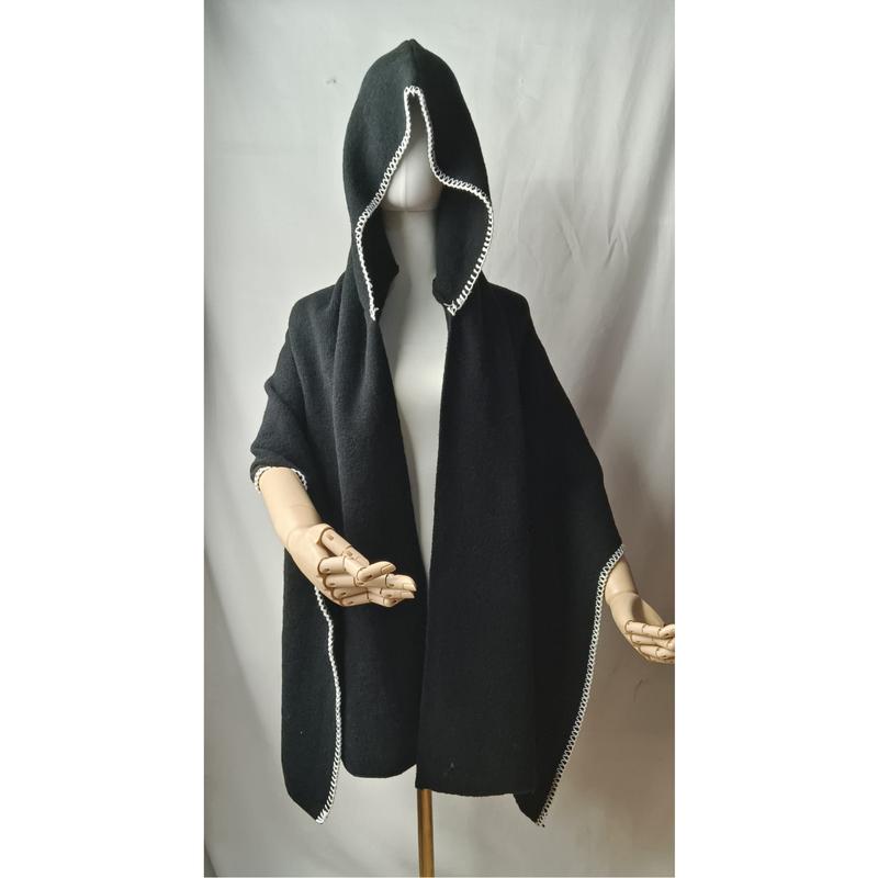 Cape poncho à capuche laine noire avec bordure crochet blanc
