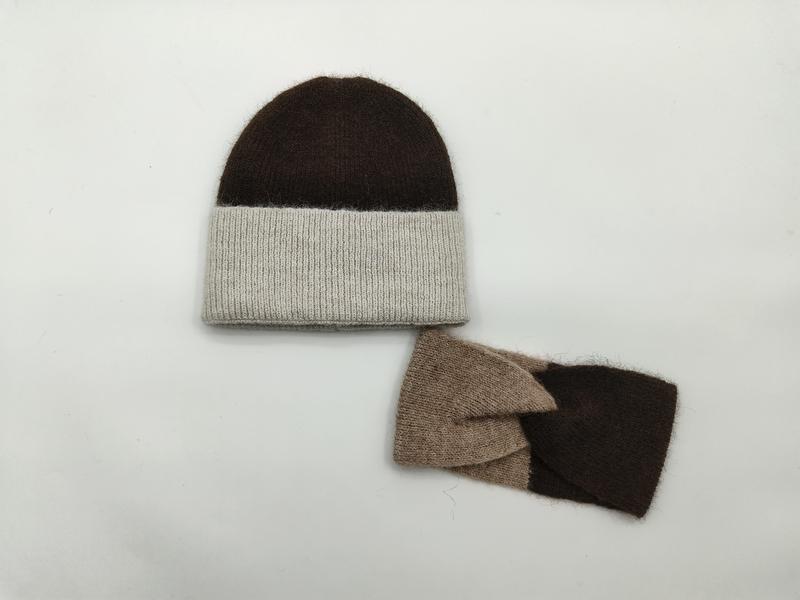 Bonnet tricoté bicolore marron foncé et beige naturel avec gants sans doigts assortis fond blanc