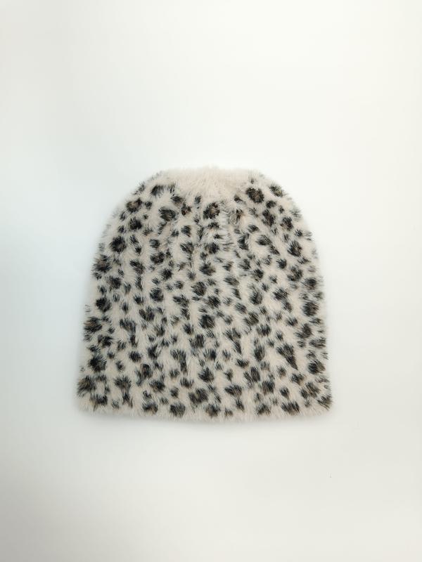 Bonnet tricoté fluffy crème ivoire avec taches léopard noir et marron