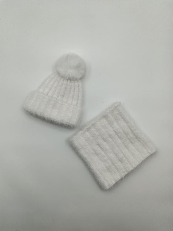 Bonnet tricoté blanc fuzzy à pompon et snood cache-cou assorti