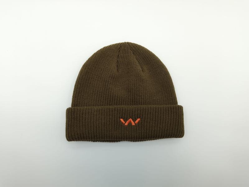Bonnet côtelé vert olive avec revers plié et logo brodé orange