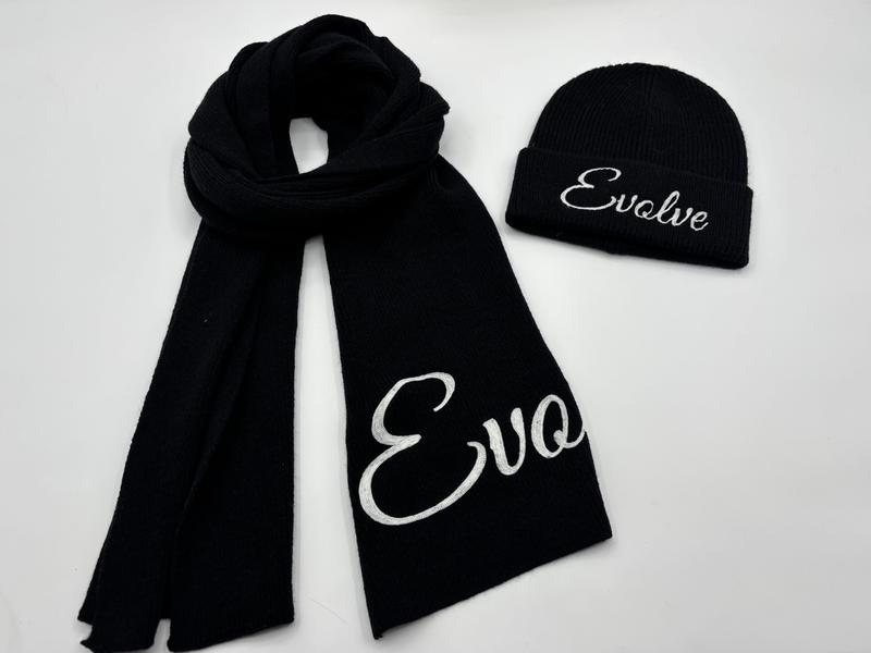 Set écharpe et bonnet tricoté noir avec texte cursif brodé blanc