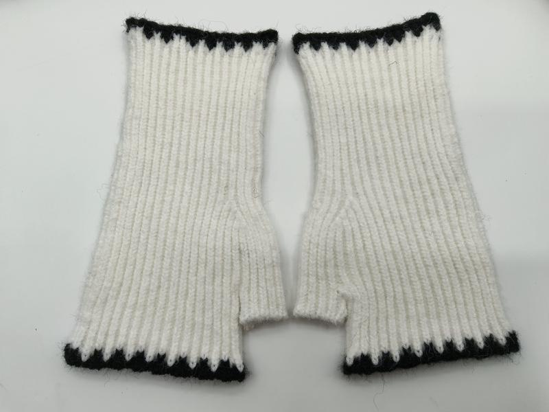 Paire de mitaines côtelées blanches sans doigts avec bordure zigzag noire