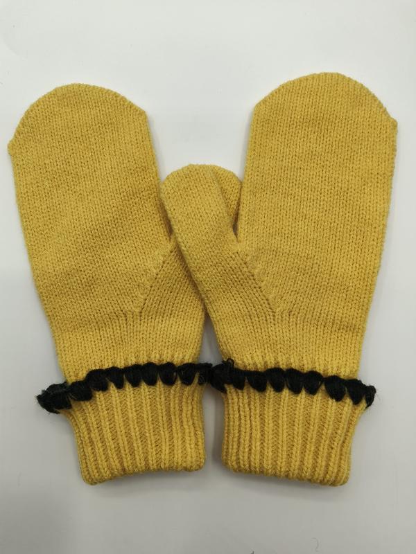 Paire de moufles tricotées jaune moutarde avec revers côtelé et pompons noirs décoratifs