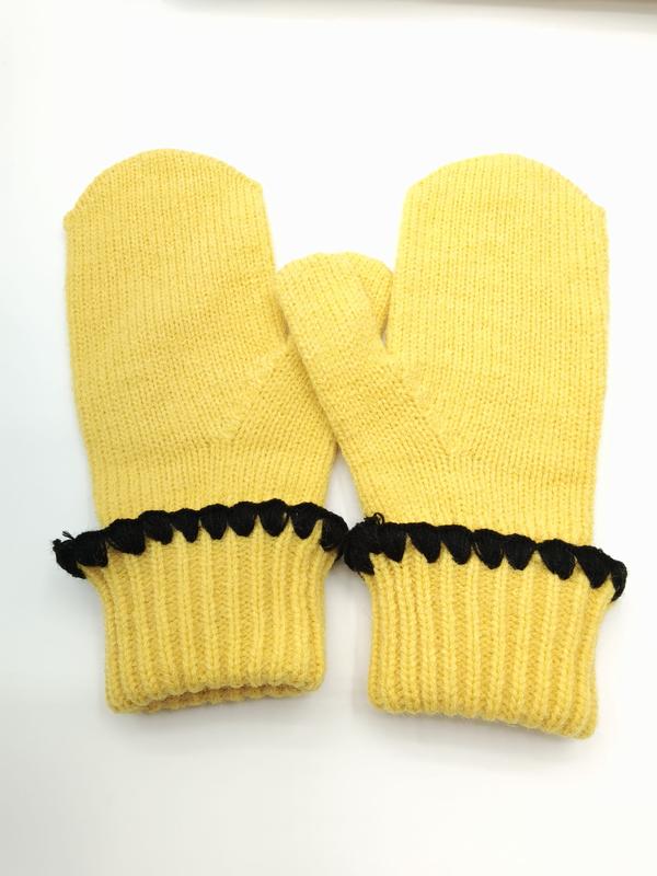 Paire de moufles tricotées jaunes avec bordure crochet festonnée noire sur revers côtelé