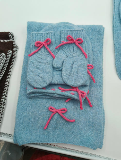 Set tricoté bébé bleu ciel avec bonnet
