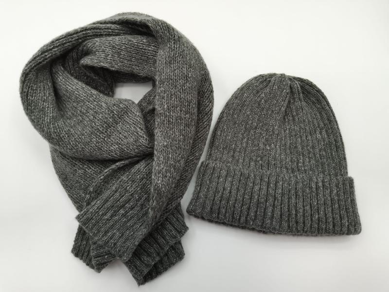 Bonnet côtelé et longue écharpe tricot gris chiné posés à plat