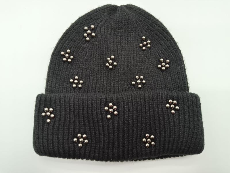 Bonnet maille noire à revers avec clusters floraux en perles métalliques argentées